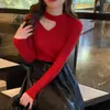 Suéter rojo de cuello halter 2026, blusa base de punto hueca off-shoulder para otoño e invierno para mujer, con un diseño sutilmente elegante