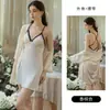 Precioso, sexy, satén sedoso, escote en V pronunciado, corte bajo, push-up, con almohadillas extraíbles, tiras cruzadas, camisón sin espalda con bata exterior 7213