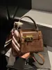 Bolso Pequeño Vintage Otoño 2025 Nuevo Moda para Mujer Bolso Cruzado Versátil Bolso de Mano Vintage Tipo Kelly