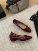 Sapatos de salto médio rasos elegantes 2026 outono couro laço salto grosso bico quadrado Mary Jane nas cores bordô, champanhe e nude