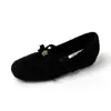 Zapatos Planos de Metal con Tira Cruzada de Flor que Aumentan la Altura 5cm Boca Baja para Mujer 2025 Nuevo Estilo Europeo y Americano Puntera Cuadrada Zapatos de Piel