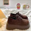 Sapato Feminino Branco com Estampa de Grou de Almofada, Toque de Luxo, Sola Grossa Aumentadora de Altura, Mocassim 2026, Novo Estilo Petite, Cadarço Retro, Casual