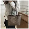 Bolsa Tote de Grande Capacidade 2025 Nova Coleção de Primavera Bolsa Feminina Estampada em PU Bolsa de Ombro Bolsa de Mão Retrô Bolsa de Axila para Mulheres