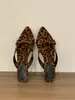 Chinelos de Salto Alto com Salto Grosso Estampa de Leopardo Sapatos de Fada Roupa Externa Sandálias Francesas Vestido de Verão 2025