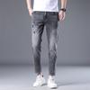 Jeans Cropped Cinza Estilo Europeu de Marca Tendência Bordado para Jovens Homens, Calças Skinny Slim-Fit Modernas e Estilosas, de Barra Reta
