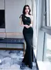 Vestido preto de um ombro só para mulheres, acinturado, emagrecedor, luxo leve, estilo nicho, com fenda, justo ao corpo, vestido longo de noite para o verão