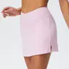 Falda atlética para mujer con shorts incorporados, con diseño de cintura cruzada, adecuada para entrenamiento de bádminton, correr y uso casual