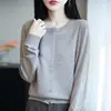 Ropa de abrigo de principios de otoño: cárdigan de mujer con cuello redondo, corte holgado, fino, hecho de lana merino fina, top simple y versátil