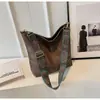 Bolsa de Ombro com Design Simples e de Nicho para Mulheres 2026 Nova Tendência Bolsa Transversal Grande Capacidade Bolsa Tote com Logo