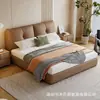 Cama moderna minimalista de cuero genuino para dormitorio principal, elegante cama doble de 1.8 m para apartamentos pequeños, cama tapizada europea de madera maciza de 1.5 m