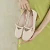 Sapatos baixos rasos estilo francês para mulheres, novidade outono 2026, versáteis, com pérolas, sola macia, sapatos de vovó, sapatos Mary Jane de bico quadrado