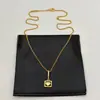 Collar de Corazón Cuadrado Giratorio de Nuevo Estilo, Aretes Dorados, Cadena para Clavícula de Alta Gama Europea y Americana, Aretes de Nicho
