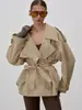 Casaco trench coat curto popular europeu e americano transfronteiriço para mulheres, com lapela grande, abotoamento duplo, cinto para amarrar na cintura, ombreiras e uma silhueta ajustada para figuras baixinhas