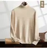 Nuevo suéter de cachemira para hombre de otoño e invierno con cuello alto, jersey de punto de color liso, suéter versátil y cálido para usar como capa base