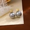 Pendientes de Perla Gris Cuadrados Pequeños 2024 Nueva Moda para Mujer Otoño e Invierno Lujo Ligero Alta Gama Aretes Elegantes para la Oficina