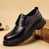 Sapatos masculinos, sapatos de couro formais estilo britânico, sapatos formais respiráveis, sapatos para padrinhos, sapatos casuais Derby com sola grossa que aumentam a altura