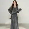 Top fino listrado retrô estilo coreano de outono com manga longa combinado com um vestido colete para mulheres