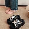 Pantuflas de Suela Gruesa para Mujer para Usar Afuera, Estilo Celebridad de Internet, Sandalias Versátiles para Falda con Cruz Plateada Playa Versión Coreana