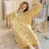Bonita pijama de estilo coreano para mujer talla grande, de manga larga, adecuada para primavera, otoño e invierno, pijama largo hasta la rodilla que se puede usar afuera, ropa de estar para mujer