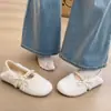 Sapatos Peludos Femininos 2026 Inverno Uso Externo Veludo Plus Laço Algodão Pérola Sapatos Femininos Slip-on Fundo Plano Uso Bidirecional Mocassins