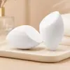 Esponja de belleza infusionada con iones de plata, forma de lágrima, angulada para una fácil aplicación, se puede usar tanto en seco como en húmedo, no absorbe demasiado producto, súper suave y delicada con la piel, una esponja de maquillaje versátil