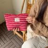 Bolsa de cosméticos de felpa de invierno estilo 4123 pulgadas con lunares de color, bolsa de almacenamiento de cosméticos para el cuidado de la piel de viaje de gran capacidad para mujeres