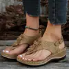 Nuevas Sandalias de Cuña de Verano Transfronterizas Europeas y Americanas Clip de Flor Cuña Sandalias de Playa Color Sólido Talla Grande En Stock