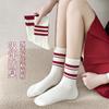 Calcetines Rojos para Mujer, Calcetines de Media Pantorrilla para Otoño e Invierno, Versátiles Calcetines para Mujer Estilo Universitario Doble Raya al por Mayor desde Zhuji