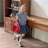 Nuevo Conjunto de Verano para Niñas 2026: Conjunto de Dos Piezas para Bebé Niña: Camisa de Cuadros con Mangas Voladas + Falda Corta de Mezclilla