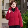 Chaqueta auténtica de alta gama con plumón de ganso blanco para mujeres de mediana edad, nuevo estilo invierno 2026, abrigo corto de invierno para mujeres menudas de mediana edad y mayores