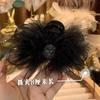 Pinza para el Cabello Negra con Moño y Plumas Estilo 2026 para Mujer, Pinza de Tiburón de Gama Alta