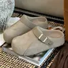 Sandálias femininas slip-on de sola grossa com fivelas, novo estilo para o início do outono de 2026, casuais e versáteis para uso ao ar livre