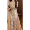 Elegante y único vestido con un aire moderno, ajustado al cuerpo y que realza la figura, perfecto para la primavera de 2026