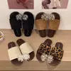 Chinelos de Exterior com Atmosfera Retrô para Mulheres 2026 Cabedal de Tira Tecida Multicamadas com Enfeites de Flor 3D Calçados Retrô Streetwear para Mulheres