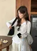 Camiseta base de manga larga con cuello en V y botones diagonales, estilo minimalista coreano de alta gama, nuevo modelo de otoño 2026, camiseta ajustada para llevar tanto por dentro como por fuera