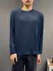 Camiseta de manga larga de ajuste relajado con rayas verticales minimalistas retro americana, nueva colección de otoño para hombre, top casual y cómodo
