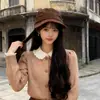 Peluca en Stock Sombrero Ecuestre Otoño e Invierno Peluca Larga Rizada Marrón Tocado Nuevo Estilo Japonés Ola Grande Fibra Sintética Peinado Venta al por Mayor