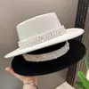Elegante y moderno sombrero de fieltro de ala plana estilo Hepburn vintage con perlas para mujer, estilo británico de otoño e invierno