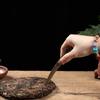 Cinzel de Latão Feito à Mão Esculpido Flor de Ameixa Faca de Chá Agulha de Chá Bolo de Chá Pu'er Chá Branco Faca para Abrir Chá Ferramenta para Levantar Chá Cone de Chá Acessórios de Chá