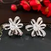 Pendientes ligeros de lujo de alta calidad con microincrustaciones de circonitas y hojas de rosa, delicados pendientes de flores tridimensionales con parte posterior cepillada.