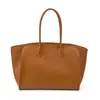 Bolsa Tote de Luxo Leve Transfronteiriça para o Dia a Dia de Mulheres Nova Coleção Outono 2025 Bolsa de Ombro de Alta Qualidade Simples com Contraste Estilo Estrangeiro