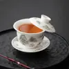 Porcelana de jade de lana de cordero con detalles dorados, taza de té colgante estilo Jiangshan, juego de tres piezas para uso doméstico, juego de té estilo chino para preparar té, taza de té no caliente