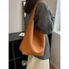 Bolso de Gran Capacidad 2026 Nueva Moda Bolso de Hombro Simple para Viajes Diarios Estilo Coreano Casual Retro Bolso Tipo Cubo de Mano