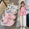 Zapatos de Lona para Niñas Zapatos Infantiles 2025 Nuevos Primavera y Otoño Superficie de Cuero Zapatillas de Suela Suave para Niños Zapatos Casuales Antideslizantes Versátiles