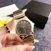 Relógio Dourado de Luxo Leve com Numerais Romanos, Pulseira de Aço Inoxidável e Mostrador de Madrepérola, Estilo Exquisito Casual e Versátil para Mulheres