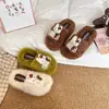 Ornamento Pendente Fofo de Gato KT para Meninas Chinelos Felpudos 2026 Outono/Inverno Novo Estilo para Exterior/Interior Chinelos de Algodão com Tira Única de Princesa