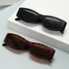 Gafas de sol protectoras solares europeas y americanas para mujer, montura pequeña, gafas de sol con letras, marco negro transfronterizo, gafas vintage y2k hip hop para chica popular, pasarela