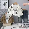 Ropa de Otoño para Niños 2025 Ropa Infantil Otoño Estampado Completo Inglés Manga Larga Conjunto Guapo de Tres Piezas Fábrica de Origen Venta al por Mayor