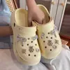 Nuevos zuecos de verano EVA de suela gruesa para bricolaje con agujeros decorativos, versátiles sandalias cerradas para mujer que aumentan la altura, antideslizantes, duraderas, para el hogar