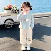 Traje de Niña Otoño Nuevo Estilo Versión Coreana Infantil Falso Dos Piezas Sudadera con Capucha de Dibujos Animados Pantalones Casuales Conjunto de Dos Piezas para Niña Pequeña Primavera y Otoño